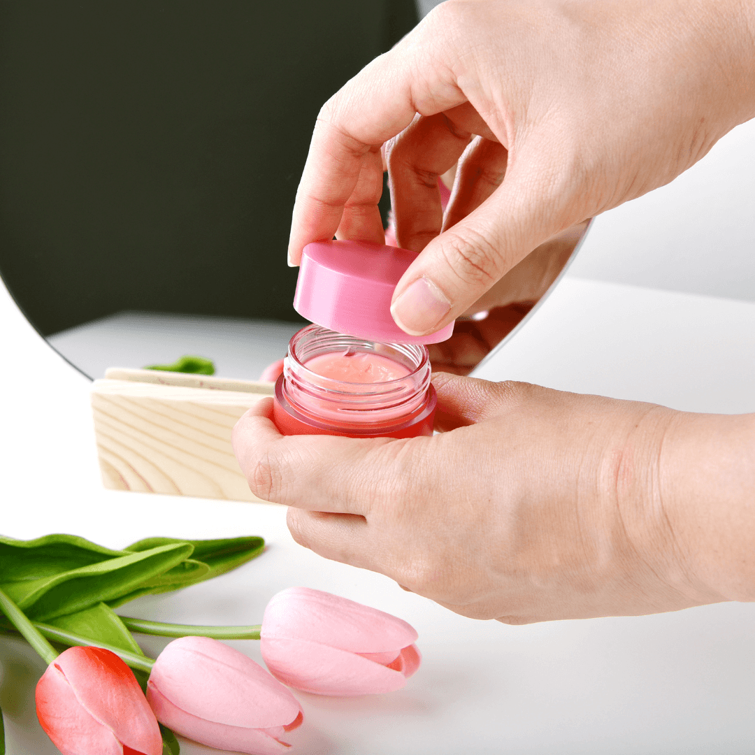 Application du Masque Baume Lèvres Hydralips, soin esthétique institut. Texture riche et nourrissante pour des lèvres protégées et sublimées au quotidien.