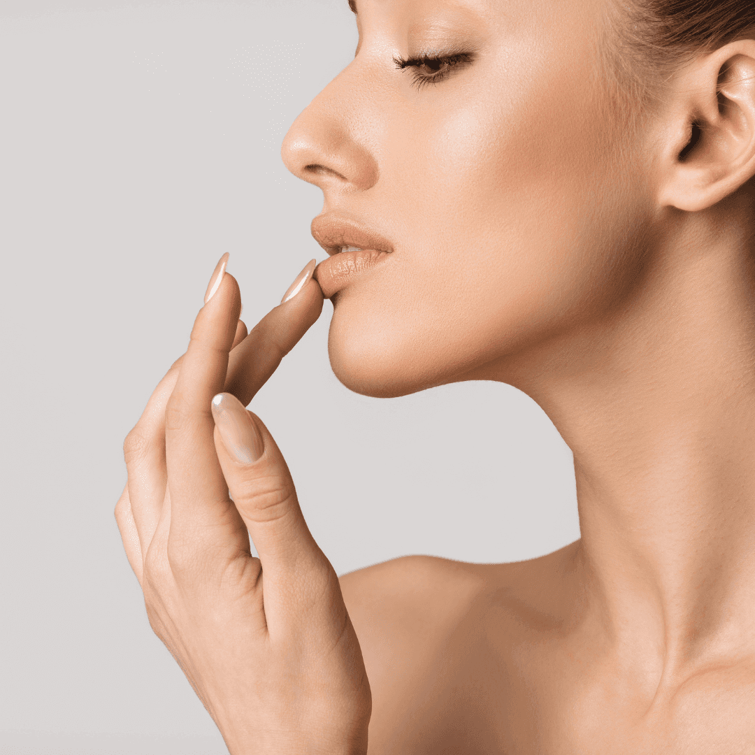 Femme appliquant le Sérum hydratant, Hydralips 💋 pour un soin microneedling des lèvres. Hydratation intense et effet repulpant pour une bouche sublimée.