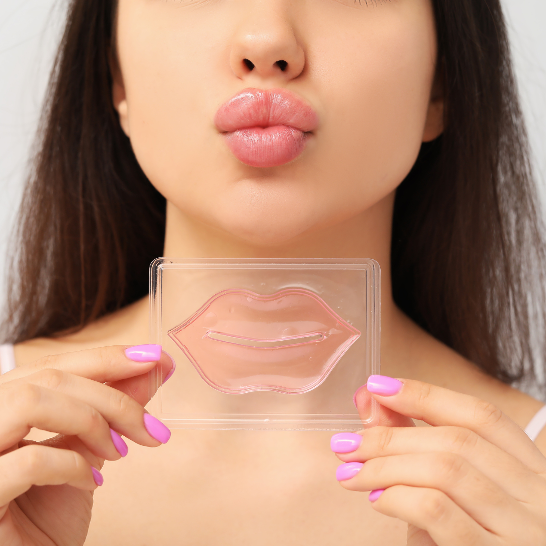 Femme tenant un masque hydratant pour les lèvres Hydralips, idéal pour nourrir et réparer après un microneedling des lèvres.