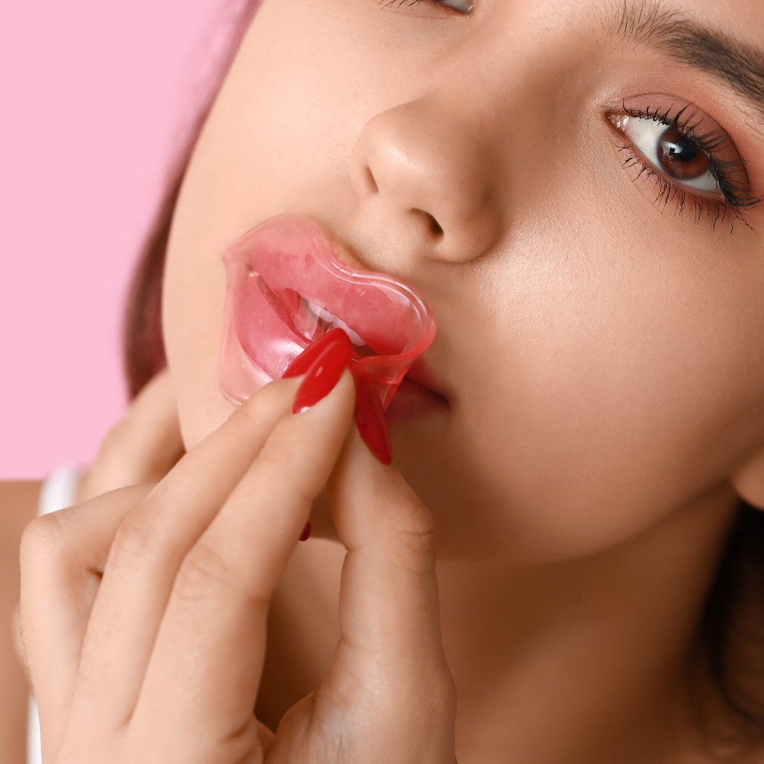 Femme retirant un masque hydratant pour les lèvres Hydralips, soin nourrissant idéal après un microneedling des lèvres.