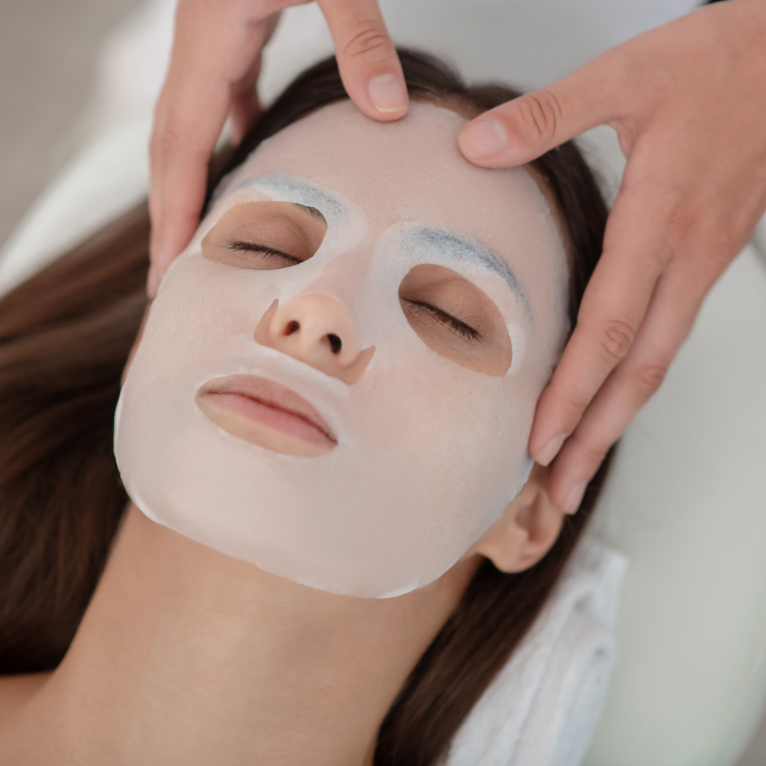 Femme recevant un soin visage avec masque hydratant inclus dans le Kit Complet Microneedling. Idéal pour soins beauté professionnels.