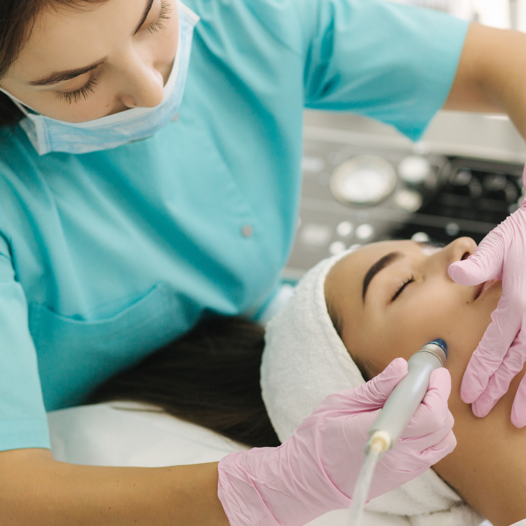Soin HydroFacial en institut avec appareil professionnel. Traitement esthétique pour une peau nettoyée, hydratée et éclatante.