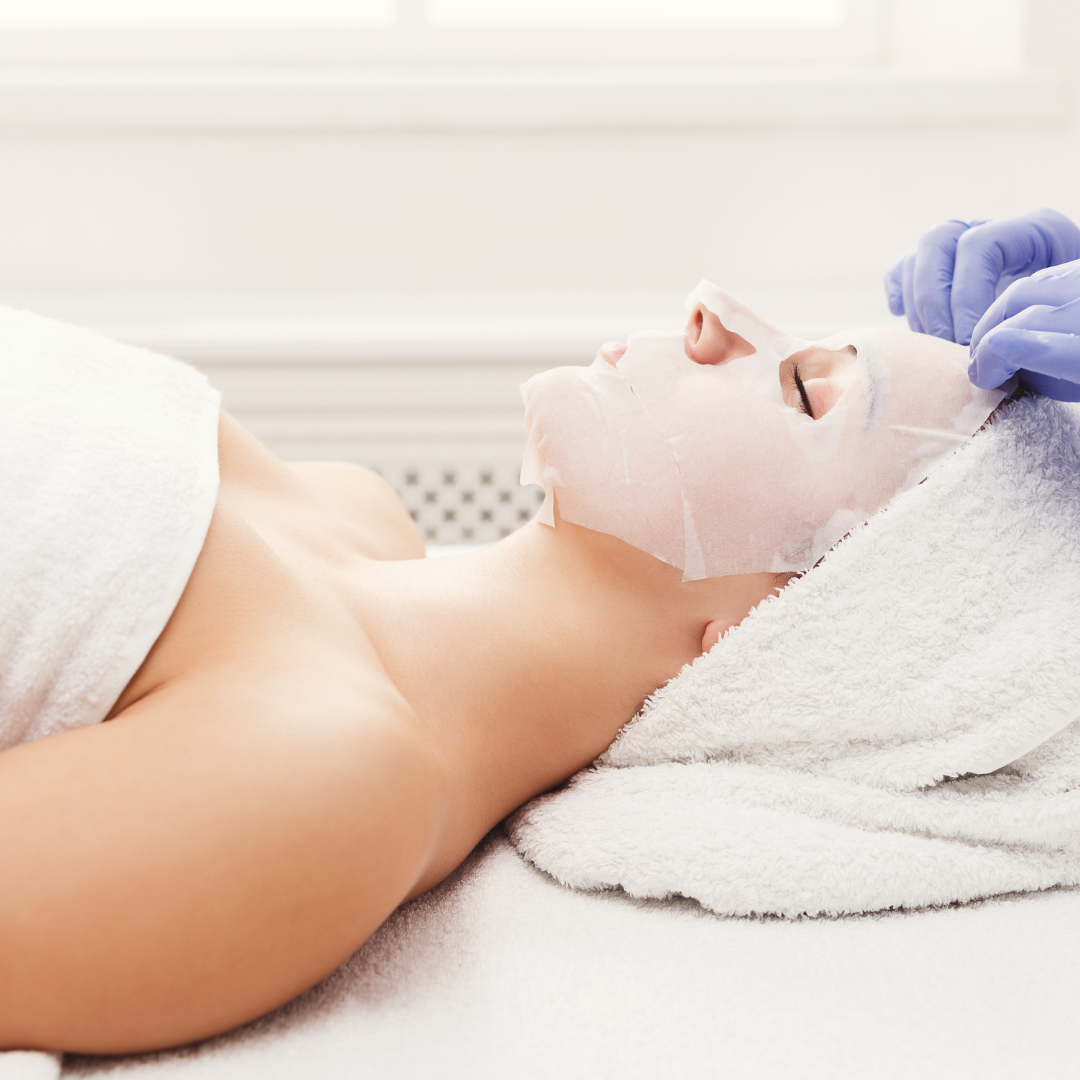 L'acide hyaluronique hydrate et aide à retenir l'humidité de la peau: il contribue à atténuer l'apparence des rides et des ridules. Ce masque contient également de la camomille et de l'églantier. La camomille apporte de l'éclat aux teints ternes, tandis que l'églantier favorise la souplesse de la peau et améliore son fermeté.
Retrouvez ce produit dans le "Kit Microdermabrasion"
