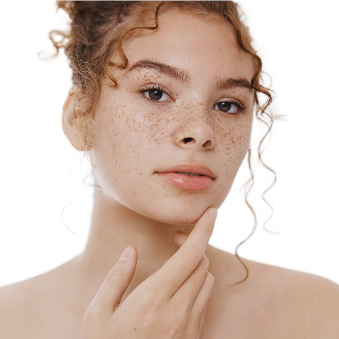 Femme à la peau éclatante touchant son visage, illustrant les bienfaits du sérum visage professionnel Niacinamide +Serumology pour une peau lisse et sans imperfections.