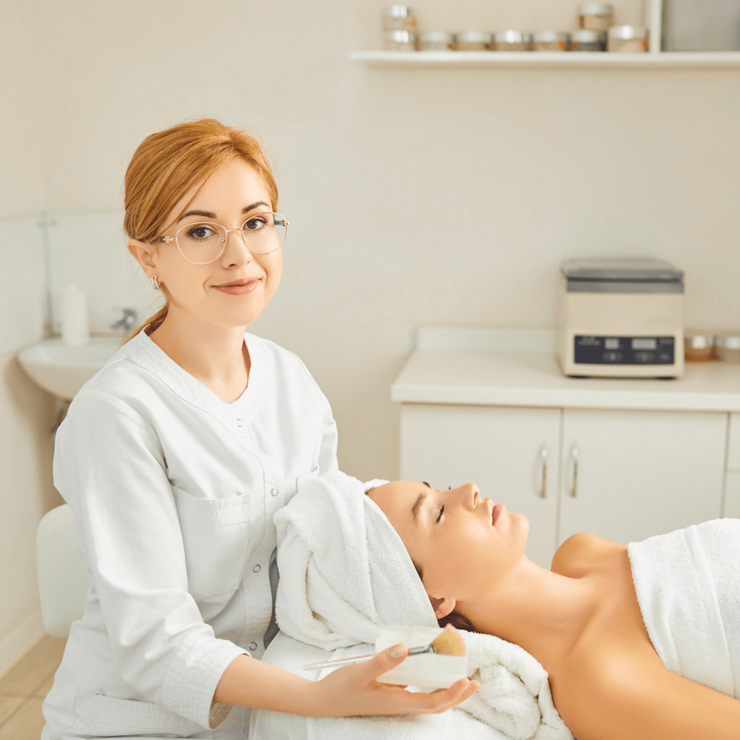 Masque Réparateur Cellulaire Mo Clinical est formulé pour offrir une approche innovante en matière de soins de la peau.Ce masque est conçu pour revitaliser, hydrater et améliorer l'élasticité de la peau, tout en ciblant les signes de vieillissement.Retrouvez ce produit dans le "Kit Microneedling"