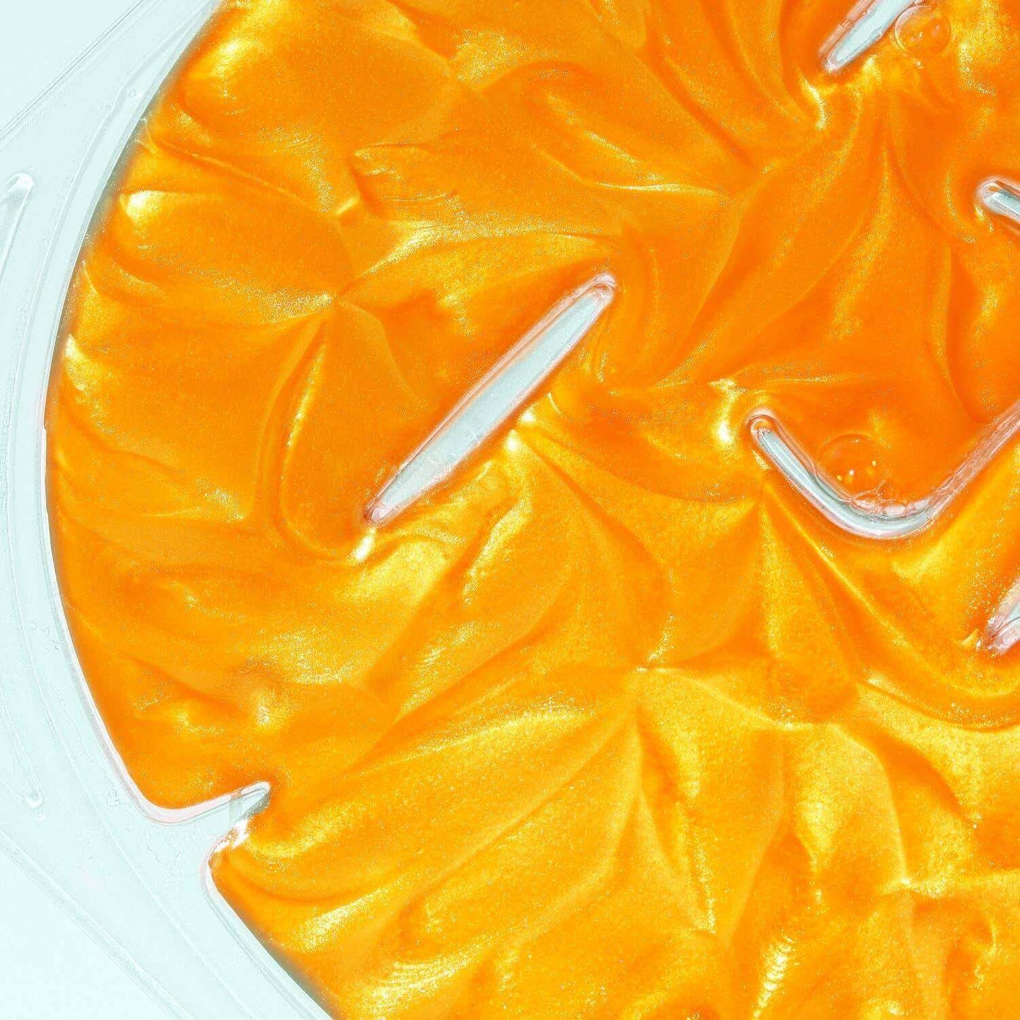 Gros plan du masque facial en hydrogel Ultimate en or 24 carats, texture lisse et dorée pour une hydratation intense et un teint lumineux.