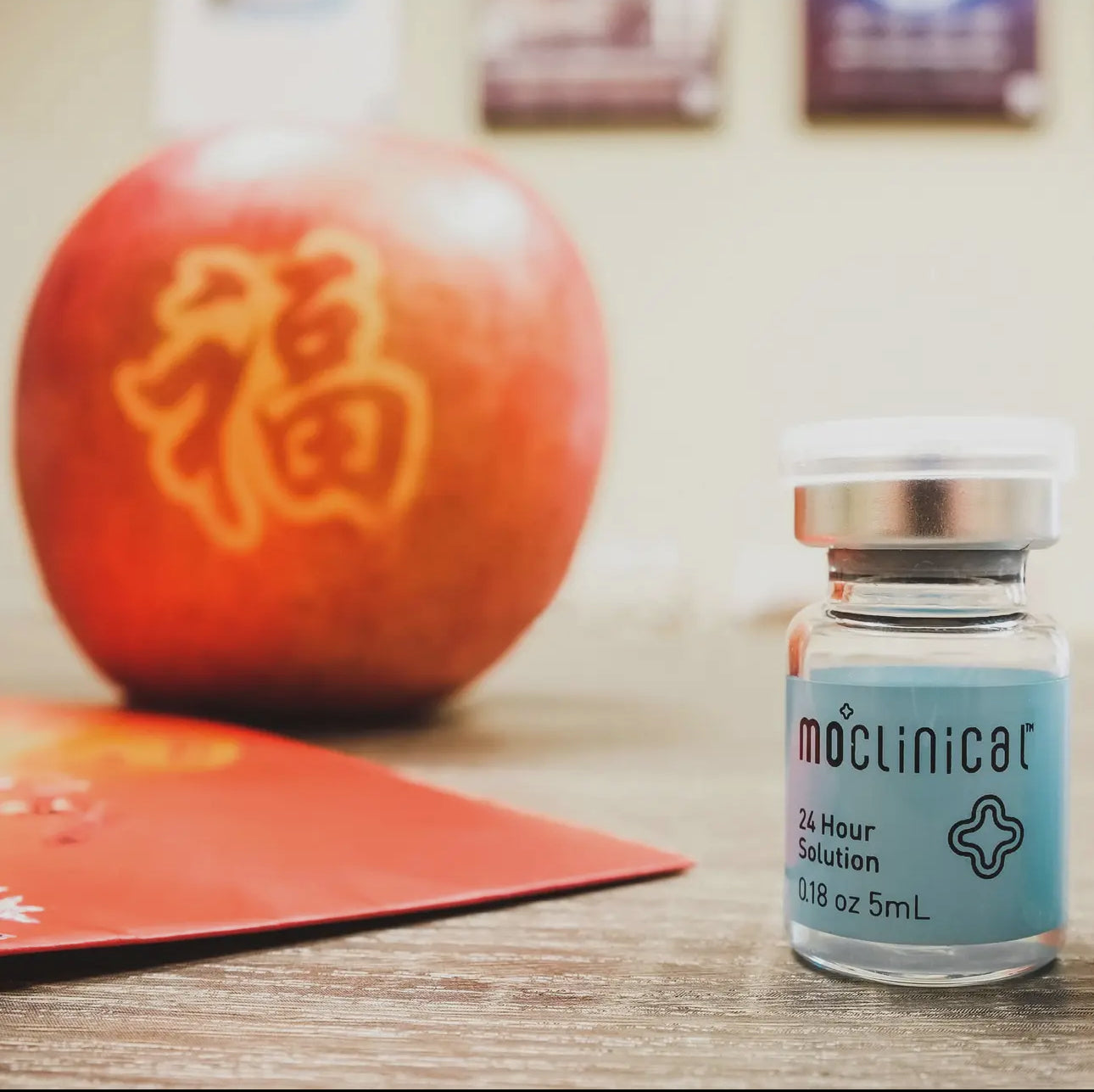 Flacon individuel du sérum 24h Repair Post Traitement Microneedling, Mo Clinical, idéal pour apaiser et restaurer la peau après un soin intensif.