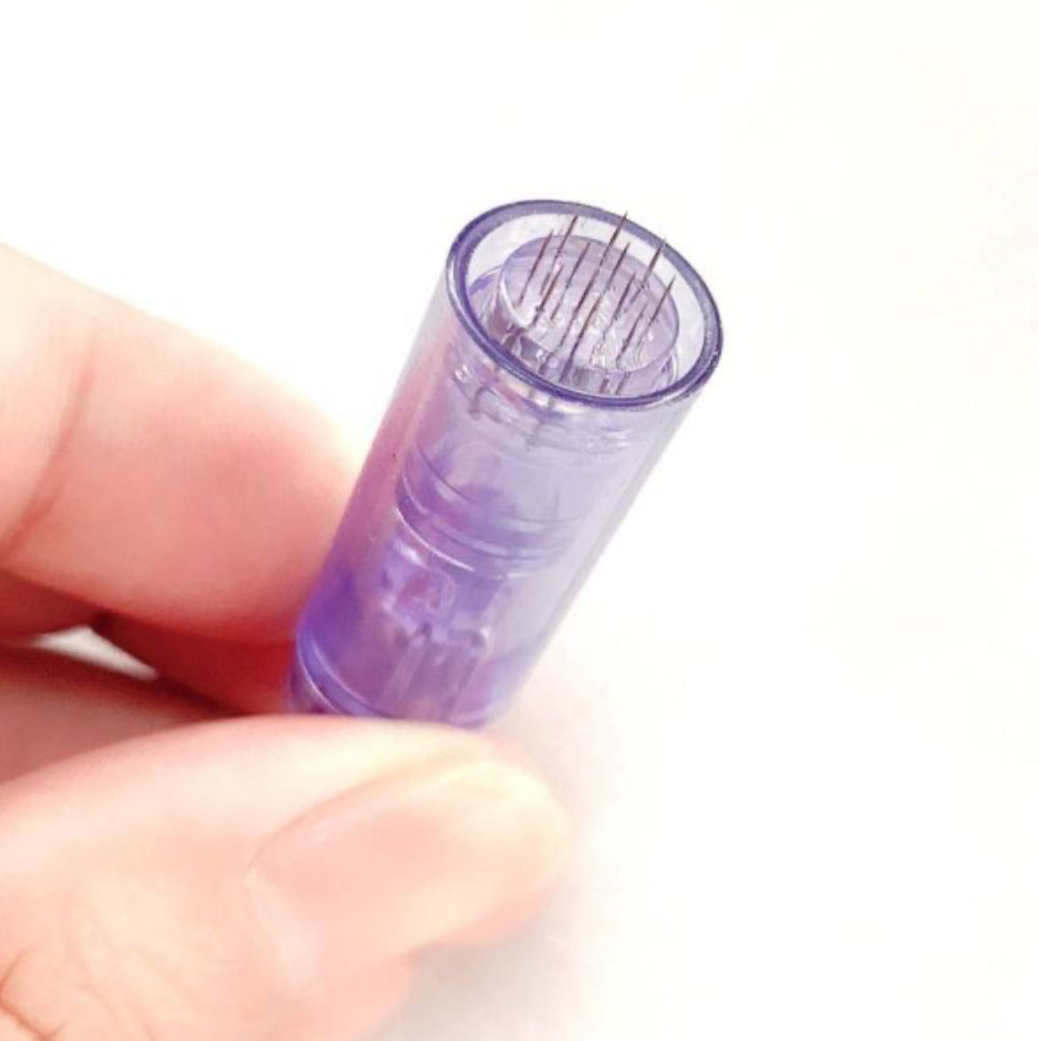 Gros plan sur un embout PIN12 pour Dr Pen, montrant les 12 aiguilles en titane stériles, idéales pour un traitement microneedling sécurisé et efficace.