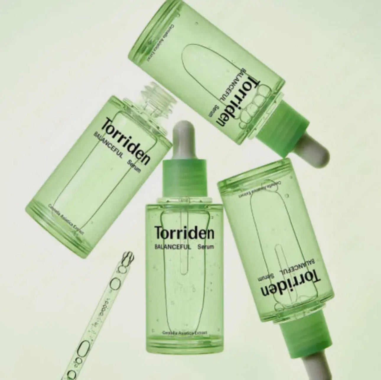 Ce sérum concentré en centella asiatica (Cica) aide à apaiser et rééquilibrer la peau, tout en traitant les imperfections. Il prépare la peau à recevoir la crème hydratante et peut être utilisé quotidiennement, matin et soir
