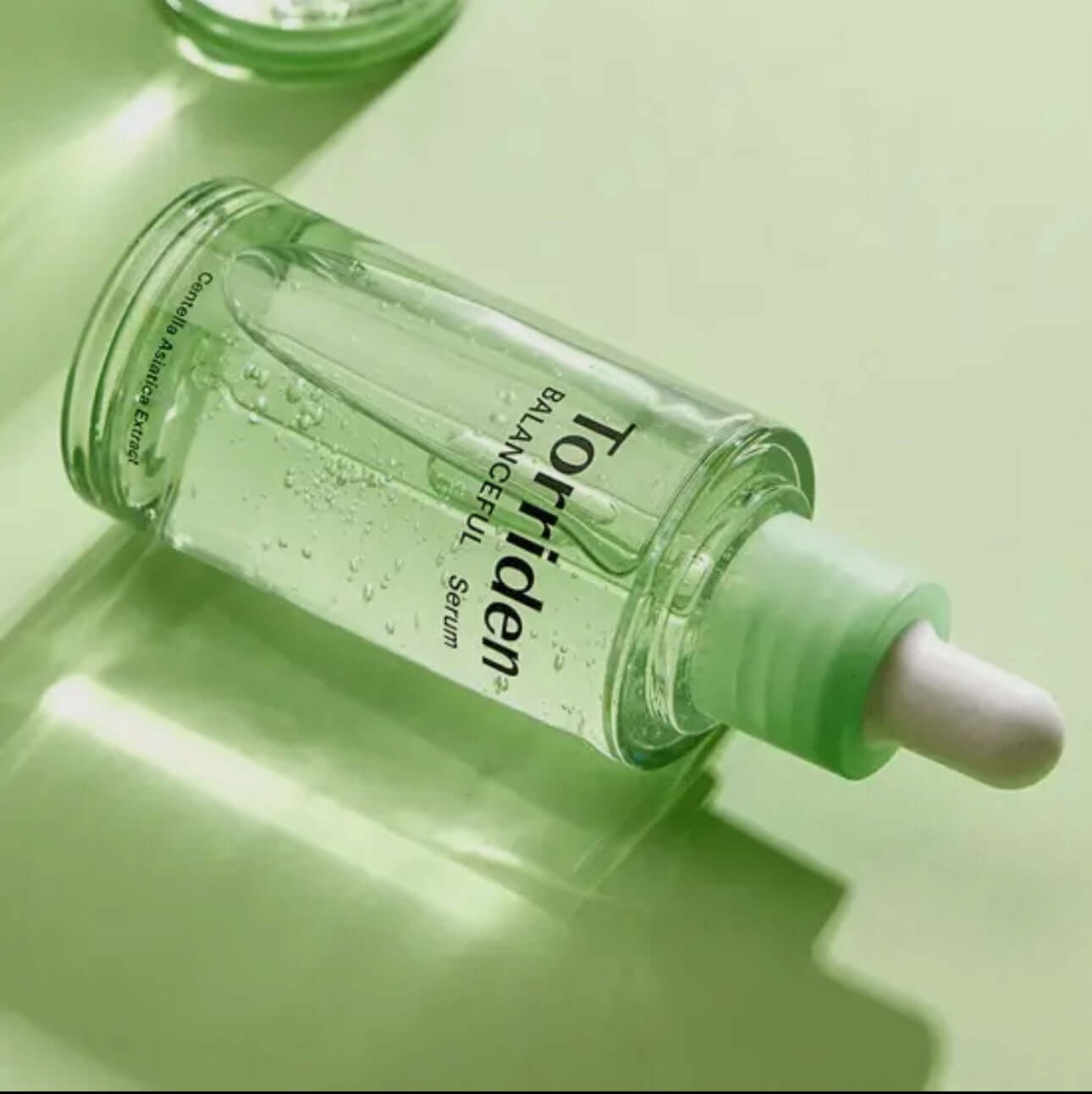 Ce sérum concentré en centella asiatica (Cica) aide à apaiser et rééquilibrer la peau, tout en traitant les imperfections. Il prépare la peau à recevoir la crème hydratante et peut être utilisé quotidiennement, matin et soir