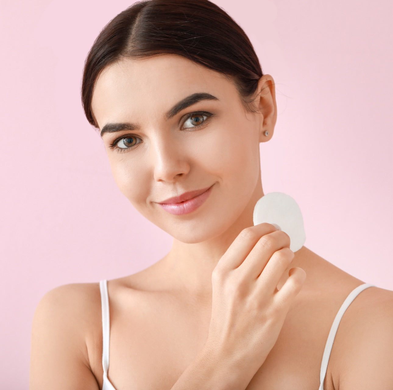 La Lotion Tonique BeautyMed tonifie, hydrate et équilibre la peau, préparant efficacement votre visage pour les soins suivants, idéale pour tous types de peau.