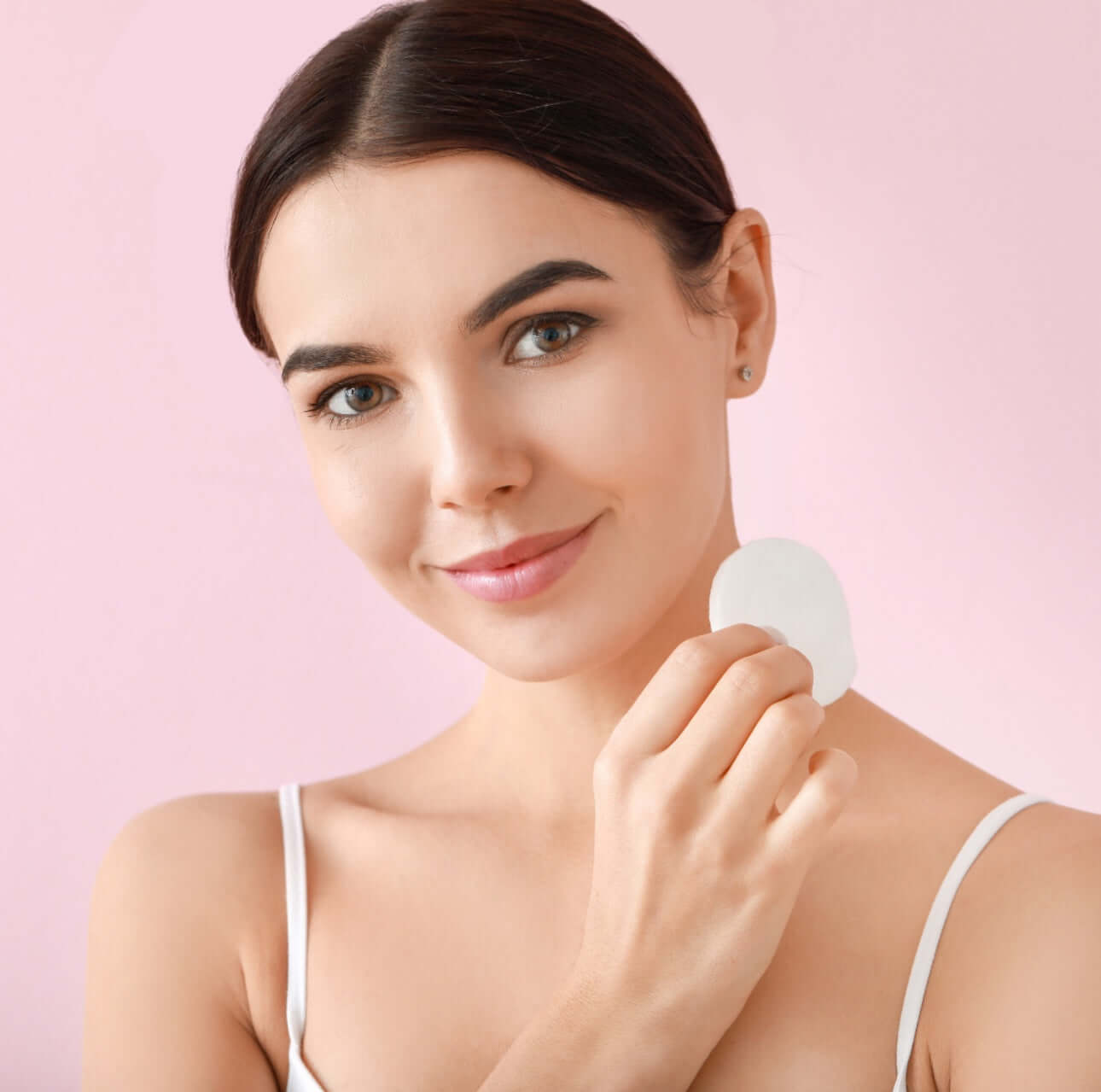 La Lotion Tonique BeautyMed tonifie, hydrate et équilibre la peau, préparant efficacement votre visage pour les soins suivants, idéale pour tous types de peau.