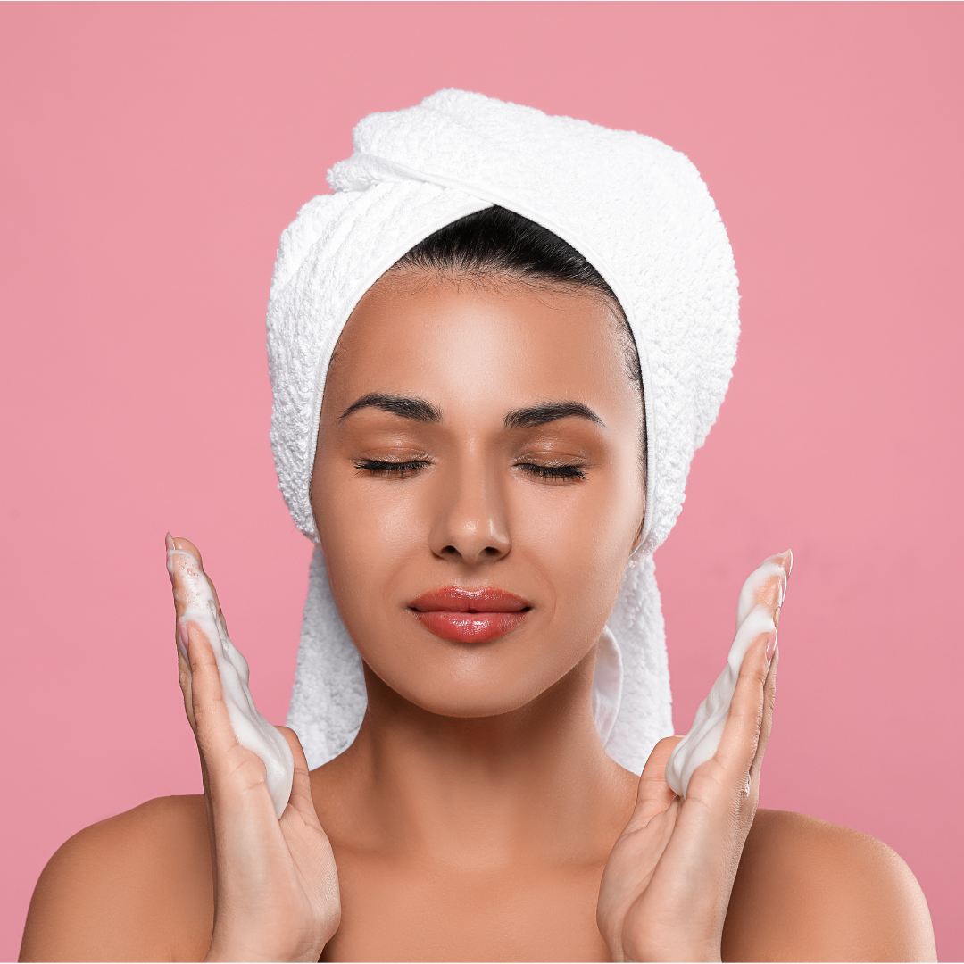 Femme appliquant la mousse nettoyante Hydralips sur son visage. Soin doux pour des lèvres propres, hydratées et prêtes à recevoir un traitement.