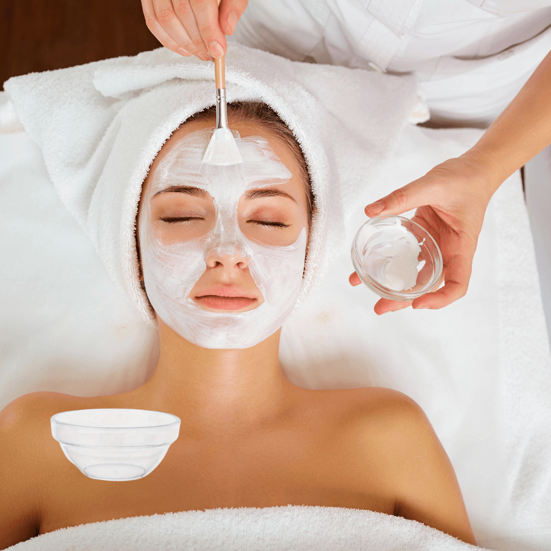 Soin du visage professionnel avec coupelle en plastique pour application de masque. Parfait pour instituts de beauté et soins à domicile.