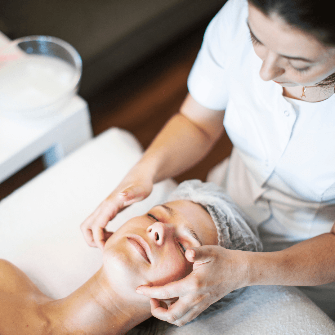Esthéticienne réalisant un soin du visage avec le Kit Peeling Chimique sur une cliente relaxée.