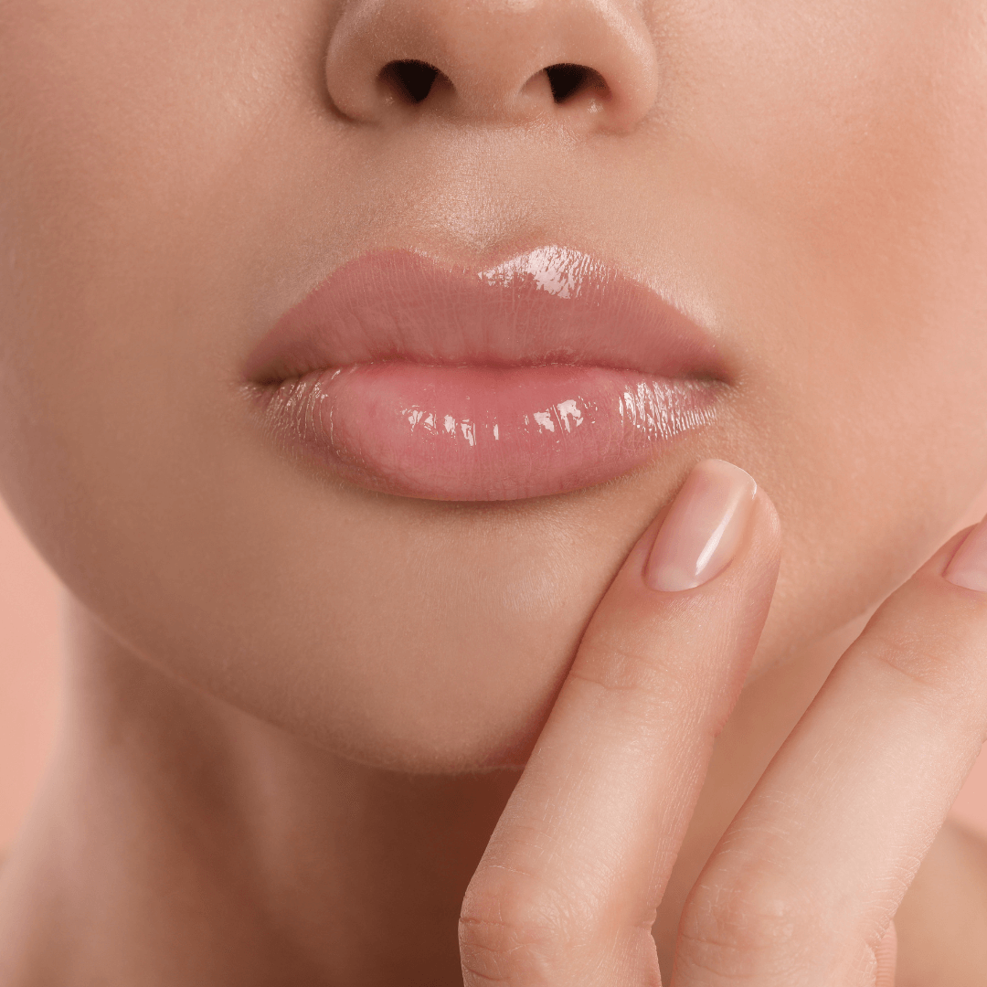Lèvres brillantes et hydratées après application du Masque Baume Lèvres Hydralips. Soin esthétique institut nourrissant et réparateur pour une bouche sublimée.