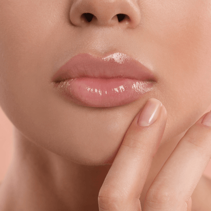 Lèvres brillantes et hydratées après application du Masque Baume Lèvres Hydralips. Soin esthétique institut nourrissant et réparateur pour une bouche sublimée.