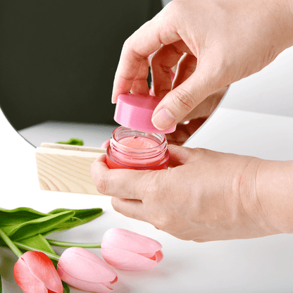 Application du Masque Baume Lèvres Hydralips, soin esthétique institut. Texture riche et nourrissante pour des lèvres protégées et sublimées au quotidien.