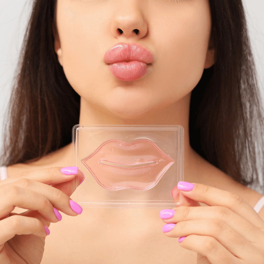 Femme appliquant le 10 Masques hydratants lèvres Hydralips pour des lèvres douces et hydratées.