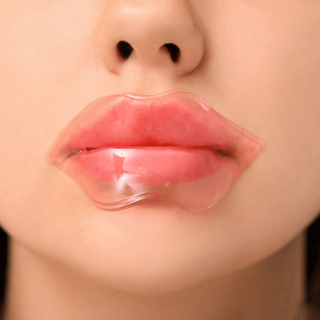 10 Masques hydratants lèvres Hydralips application d'un masque en gel sur des lèvres hydratées.