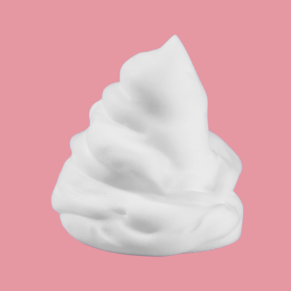 Mousse Nettoyante Lèvres Hydralips en texture douce et onctueuse sur fond rose.