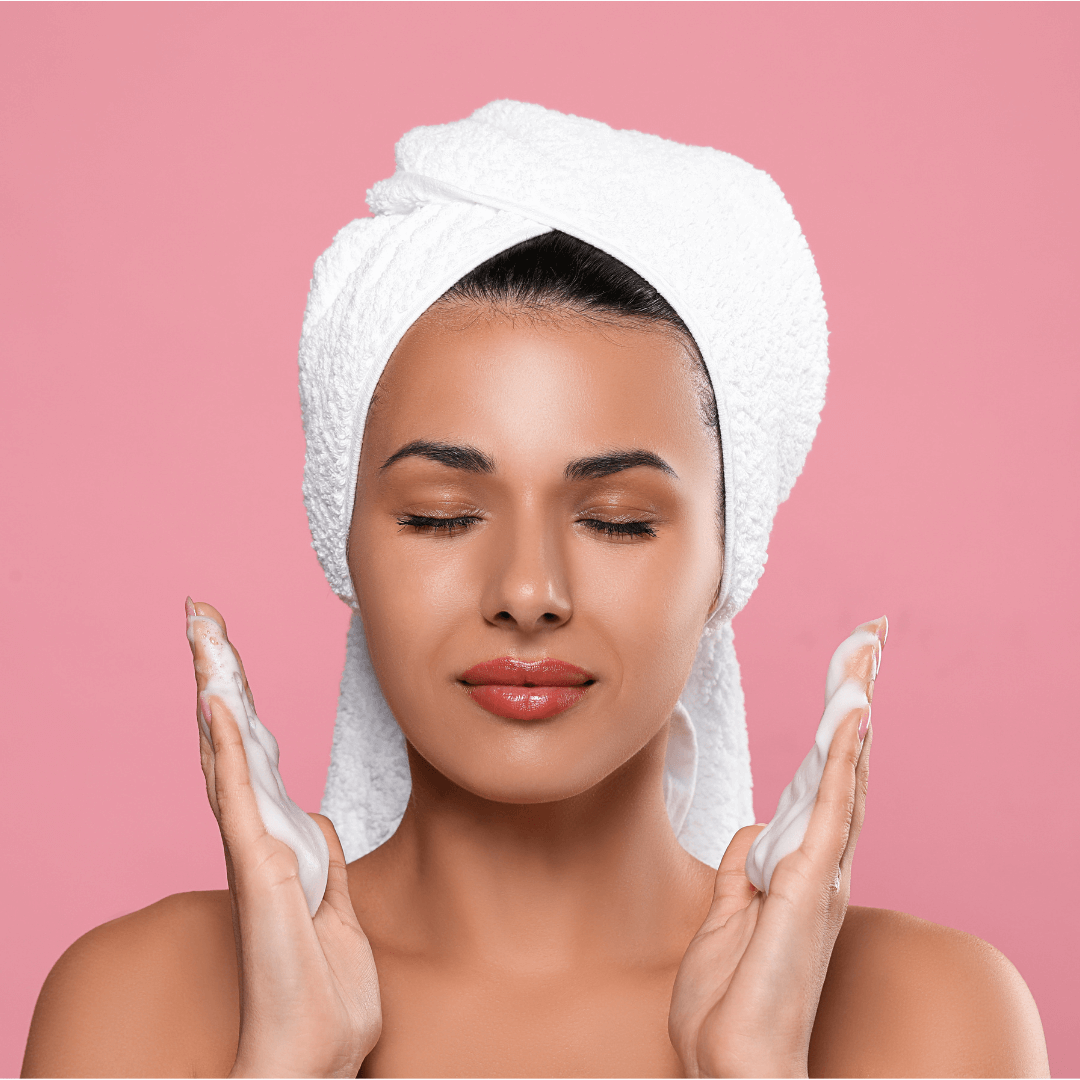 Mousse Nettoyante Lèvres Hydralips utilisée par une femme pour des lèvres propres et hydratées.
