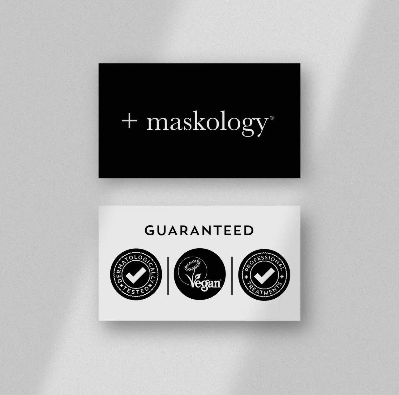 Logos de certification Maskology garantissant un traitement professionnel, testé dermatologiquement et vegan. Qualité supérieure pour soins esthétiques.