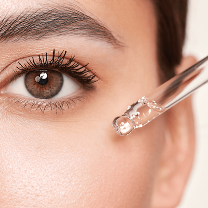 Sérum Beautymed appliqué sur la peau, favorisant l'hydratation et la jeunesse du teint.