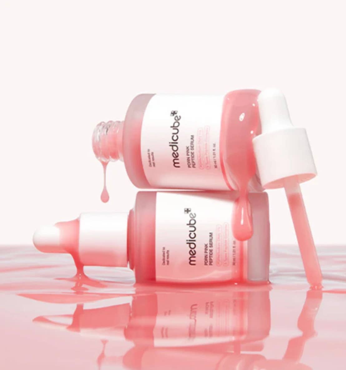 Sérum PDRN Medicube Peptide Rose 30ml avec pipette sur fond rose, conçu pour l'éclat et la régénération de la peau.