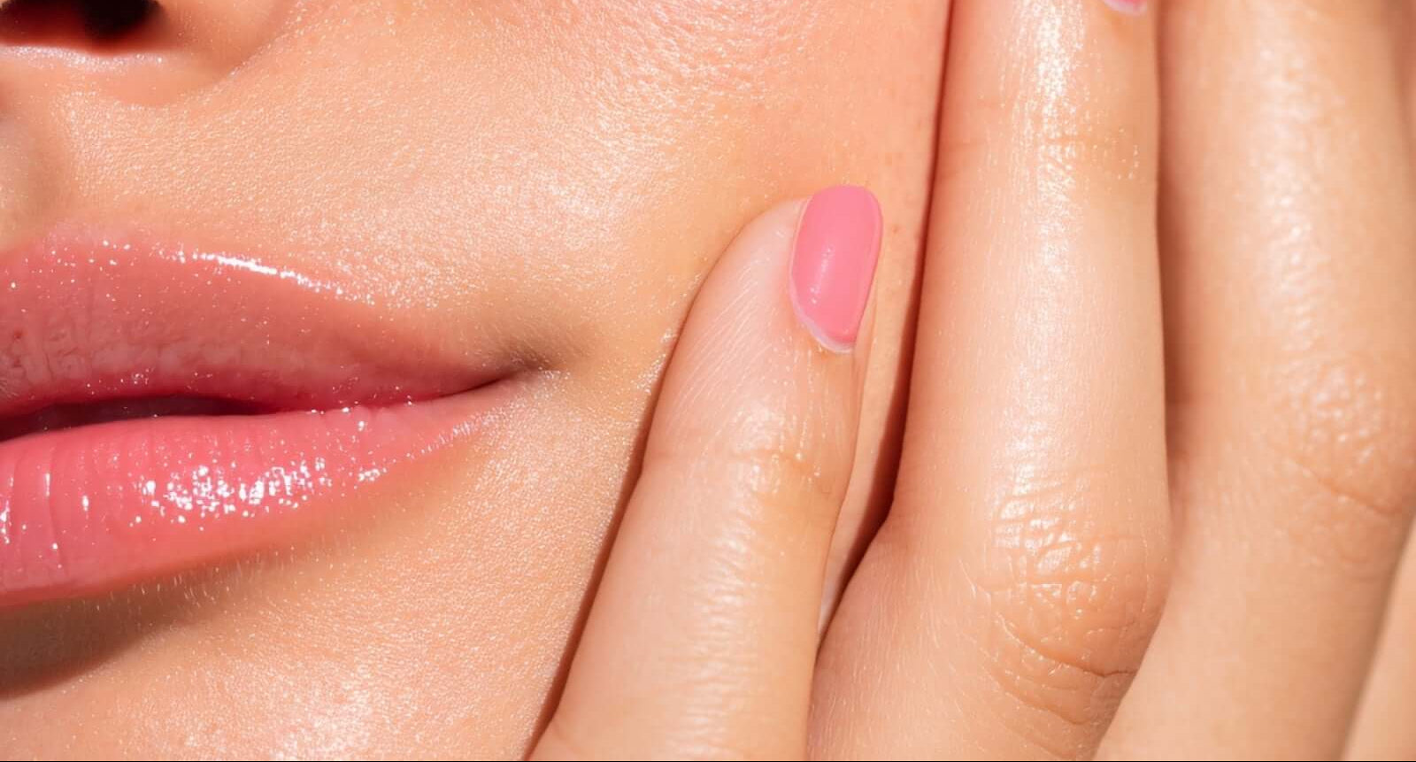 Femme avec peau éclatante et mains touchant son visage, mettant en valeur le Kit Medicube PDRN made in Korea.