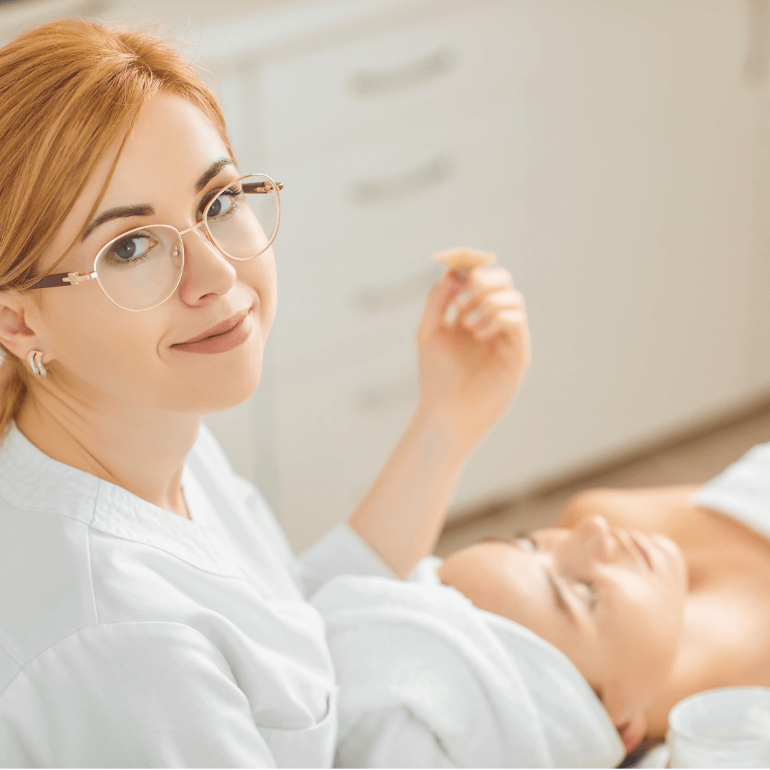 Sérum Vitamine C SERUMOLOGY – Éclat, Hydratation et Protection Antioxydante, pour une peau lumineuse, un teint unifié et une protection contre les signes de l’âge et les radicaux libres. Soin Visage Professionnel