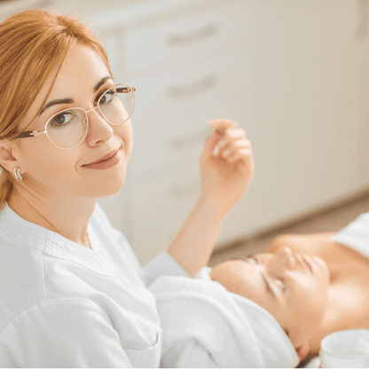 Sérum Vitamine C SERUMOLOGY – Éclat, Hydratation et Protection Antioxydante, pour une peau lumineuse, un teint unifié et une protection contre les signes de l’âge et les radicaux libres. Soin Visage Professionnel