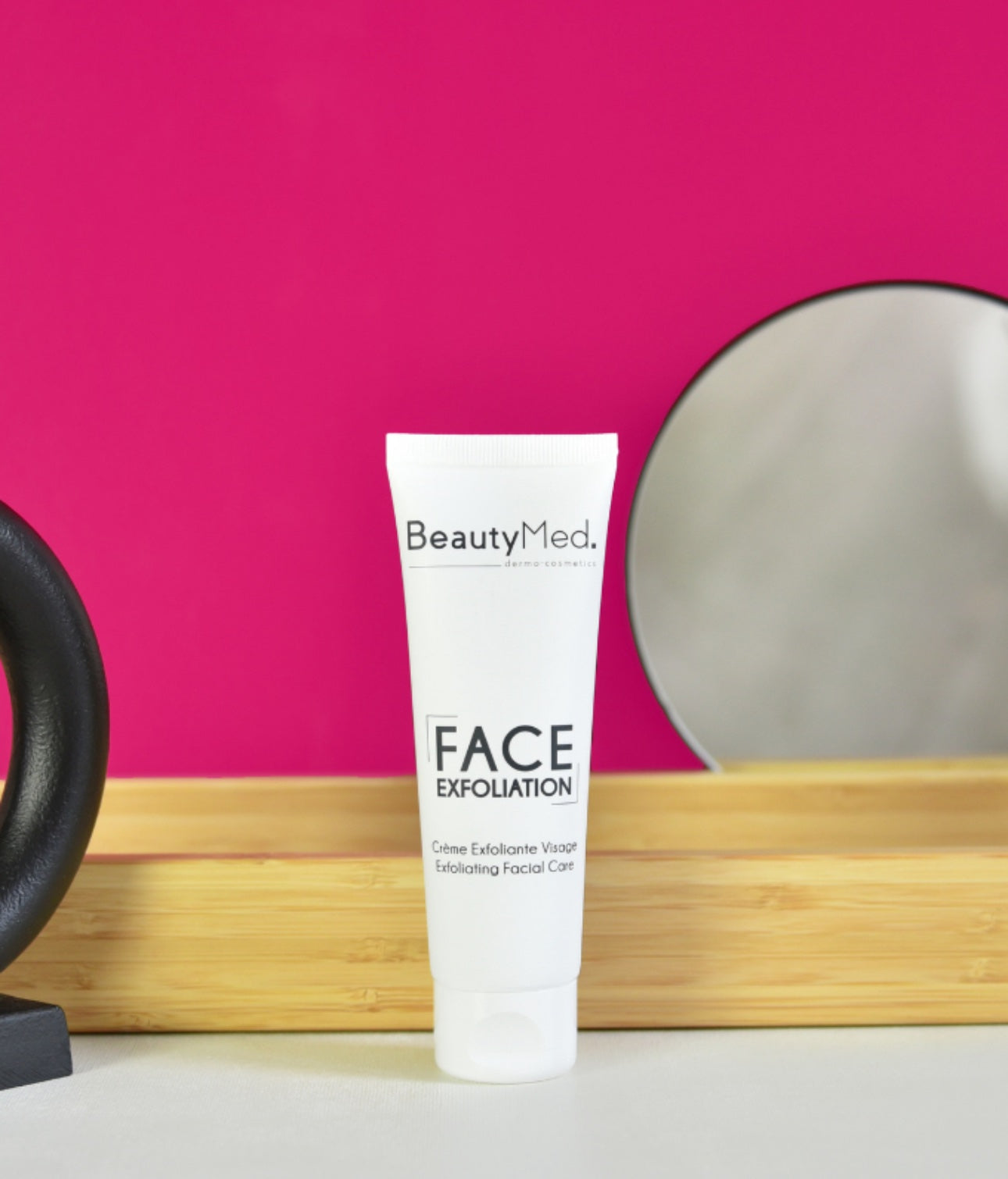 Le Gommage Exfoliant Visage BeautyMed - Produit Professionnel élimine les cellules mortes, affine le grain de peau et prépare la peau pour des soins plus efficaces.