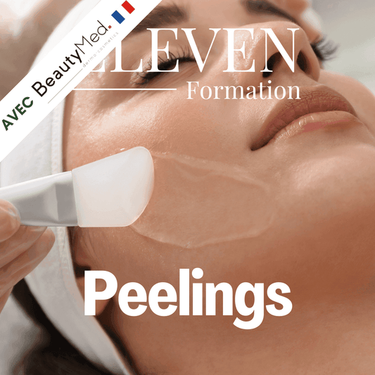 Formation peeling chimique avec application sur le visage, mettant en avant la précision et les résultats professionnels.